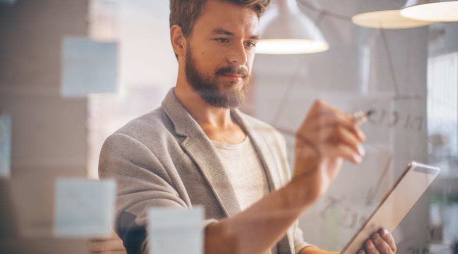 Hombre escribiendo ¿Aprender inglés fácilmente?