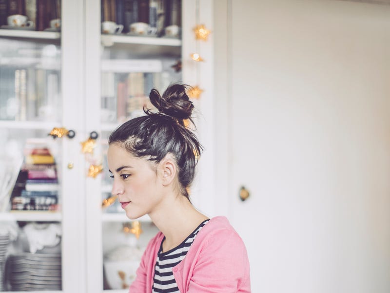 Mujer estudiando tips para aprender francés fácilmente