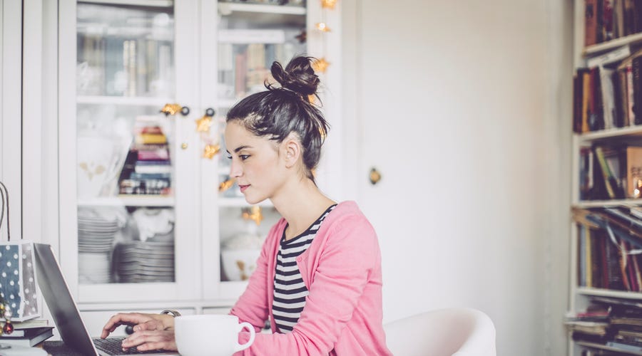 Mujer estudiando tips para aprender francés fácilmente