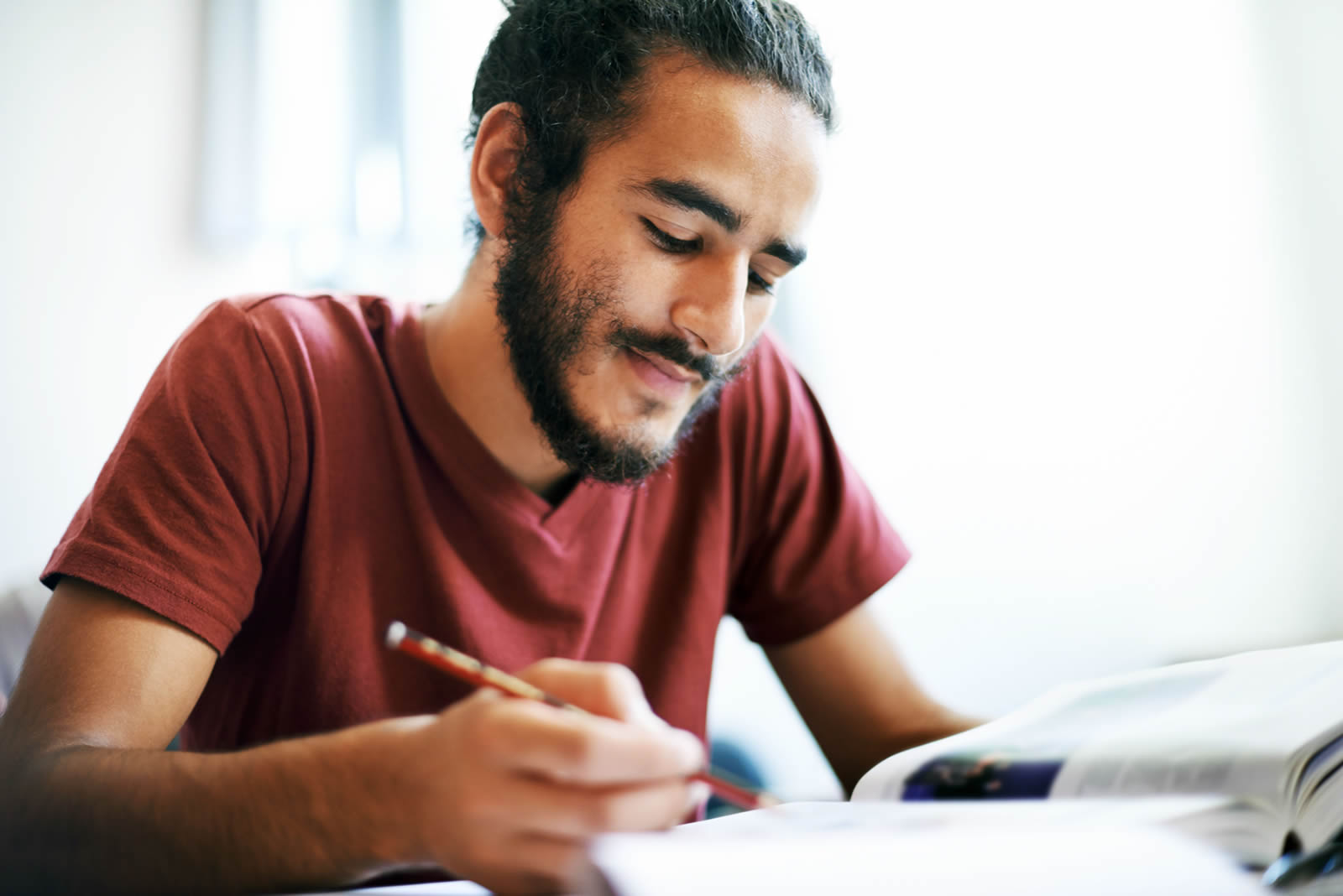 Joven repasando gramática en inglés