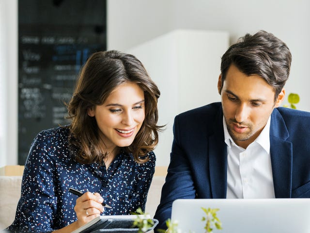 Dos persona en clases de idiomas para empresas