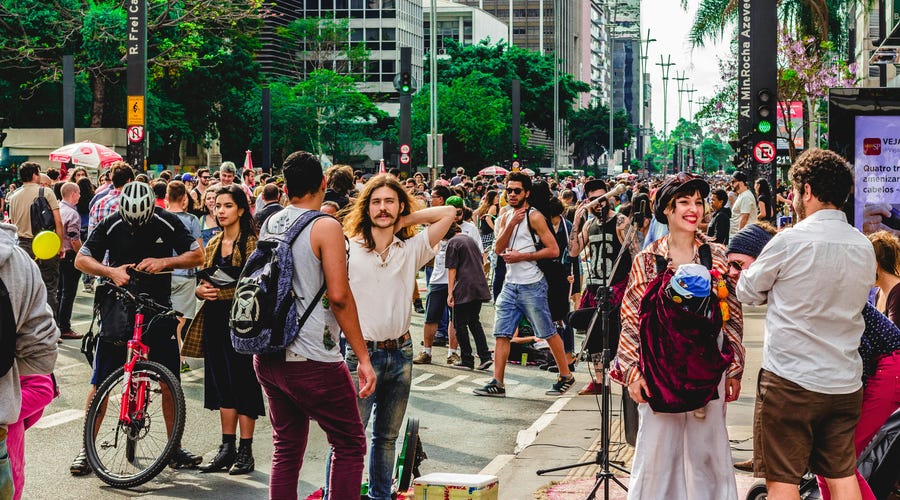 Una multitud en Avenida Paulista, Brasil, que representa la diversidad de las personas.