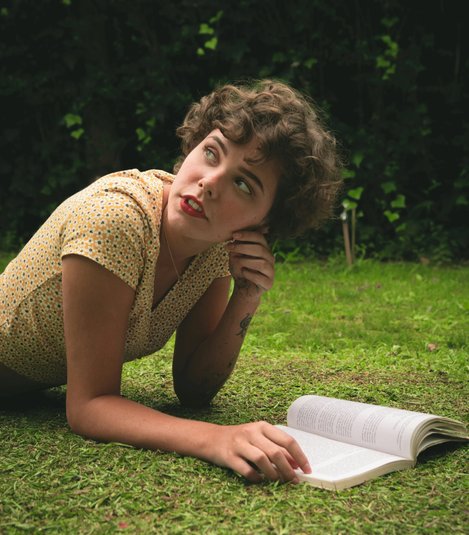 Mujer estudiando los verbos infinitivos en inglés