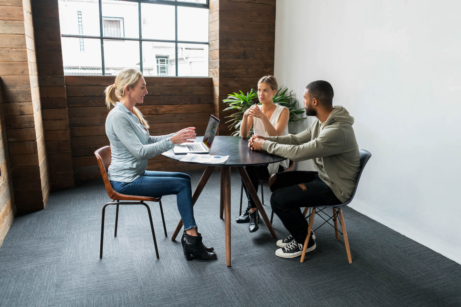 Curso presencial de idiomas para adultos con el método Berlitz en aula contemporánea