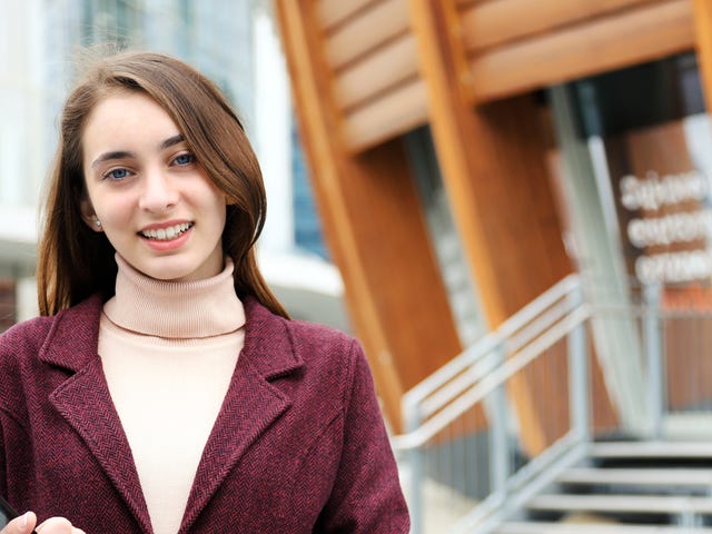 Mujer estudiando para el TOEFL