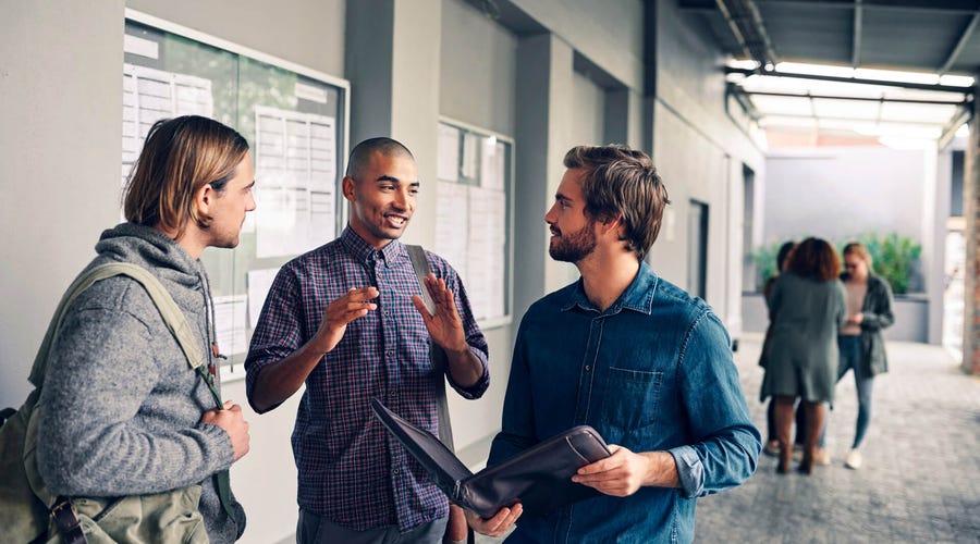 Clase de conversación en inglés entre adultos jóvenes en una sede de Berlitz