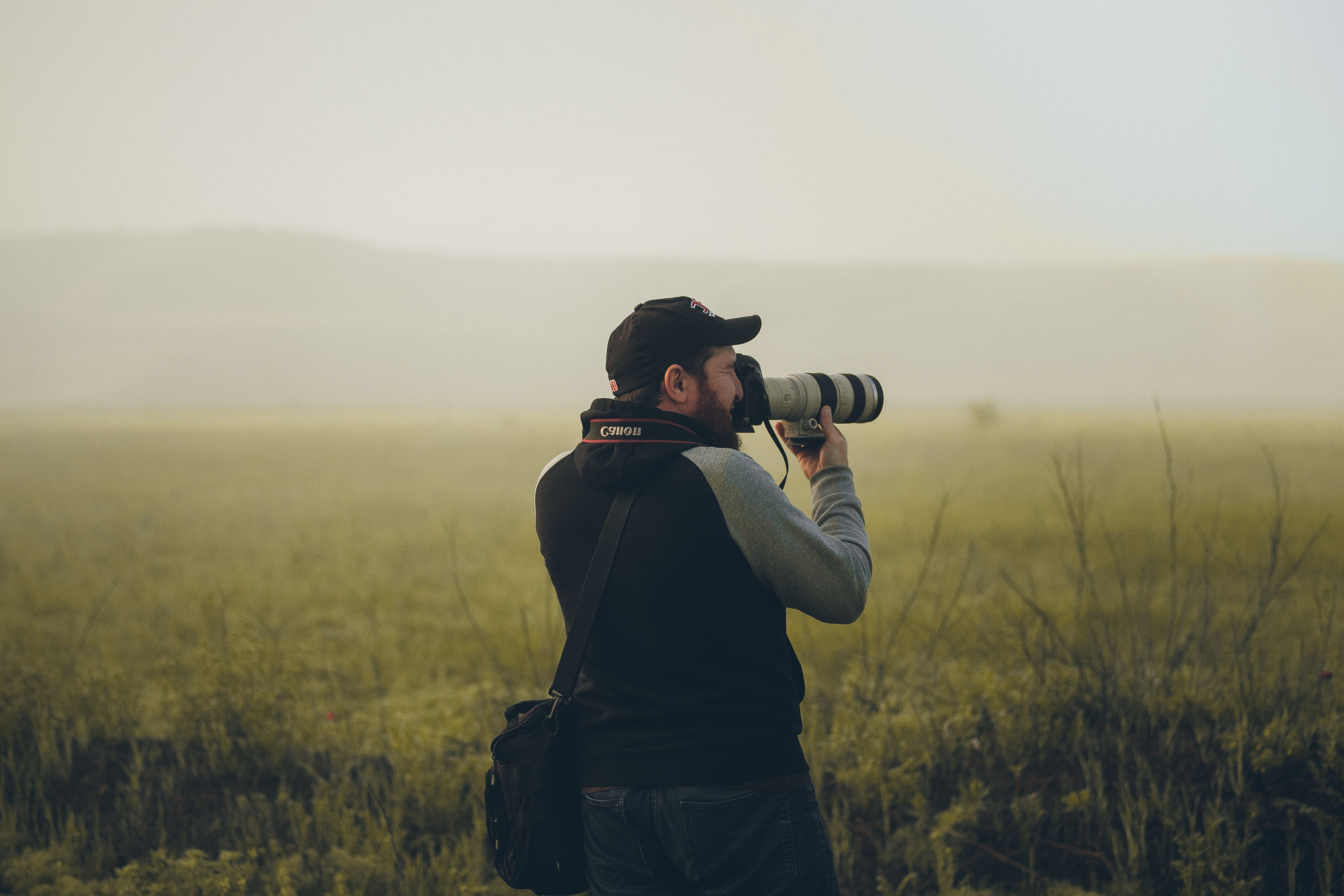 Silueta de una persona tomando una foto en inglés.
