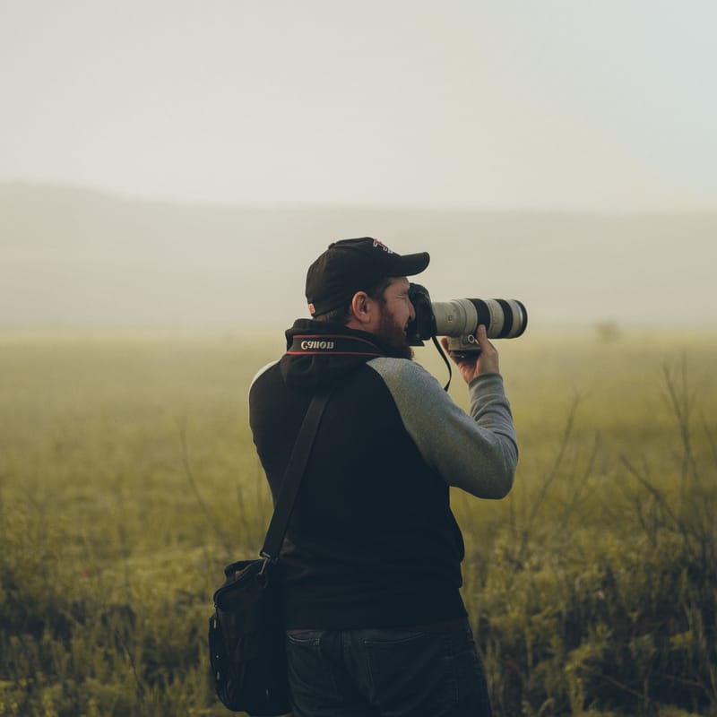 Silueta de una persona tomando una foto en inglés.
