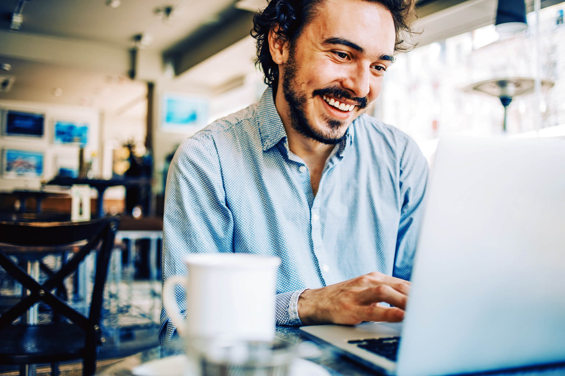 Estudiante presentando el test IELTS online en un ambiente cómodo, como parte del programa de certificación Berlitz