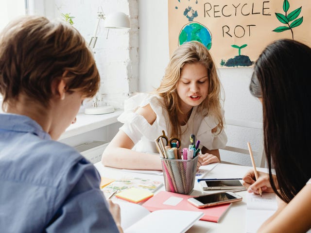 Jóvenes realizando actividades de inglés para secundaria.