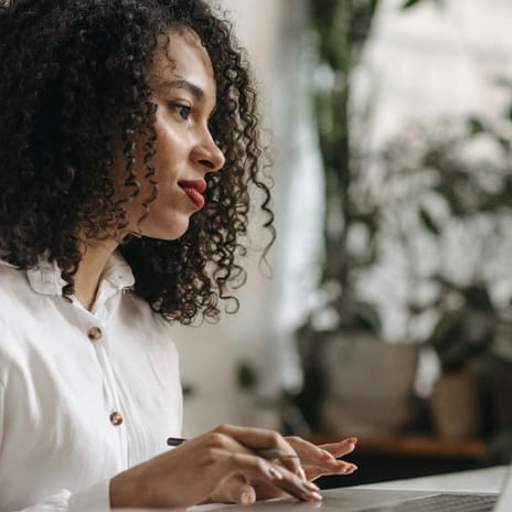 Estudiando idiomas por su cuenta.