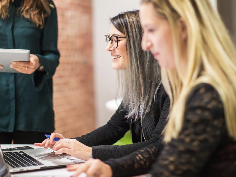 Mujer realizando una comunicación efectiva en otro idioma