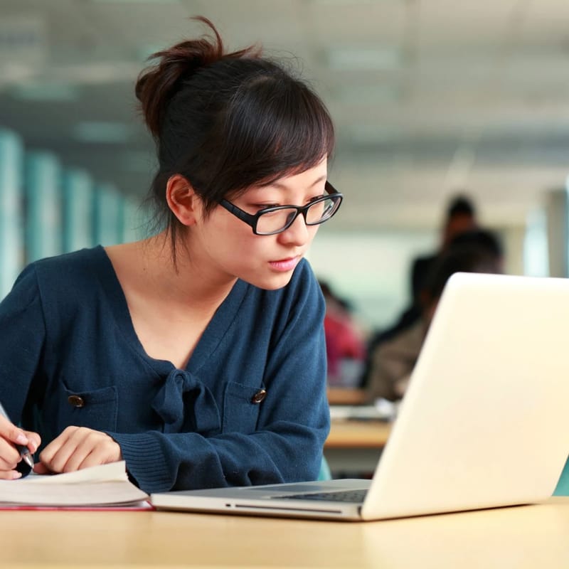 Mujer estudiando los verbos infinitivos en inglés