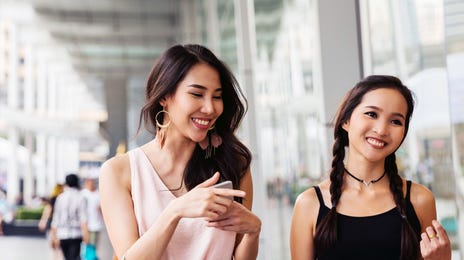 Mujeres haciendo compras y hablando el idioma griego