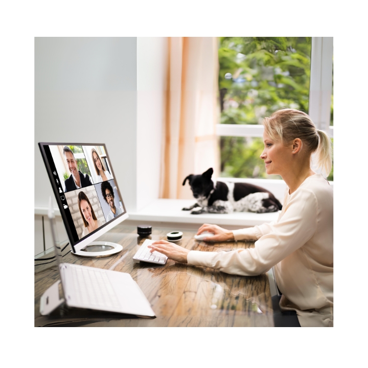 Mujer en una clase grupal online con profesores nativos en vivo