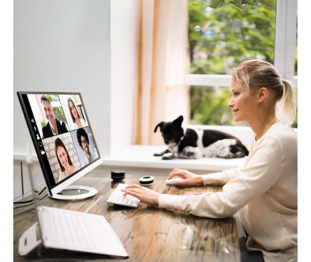Mujer en una clase grupal online con profesores nativos en vivo