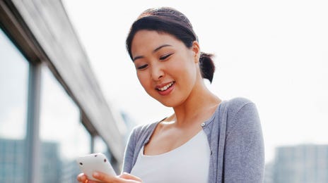 Mujer hablando por celular en idioma malayo