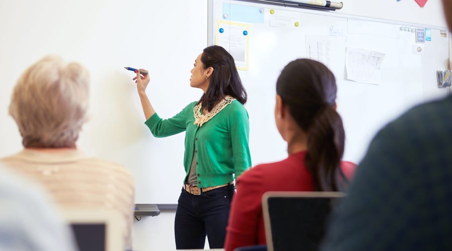 Mujer enseñando tips para hablar en público en otro idioma