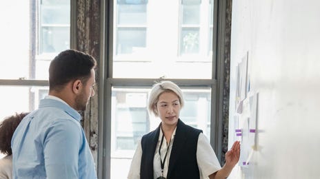 Equipo hablando sobre soft skills.