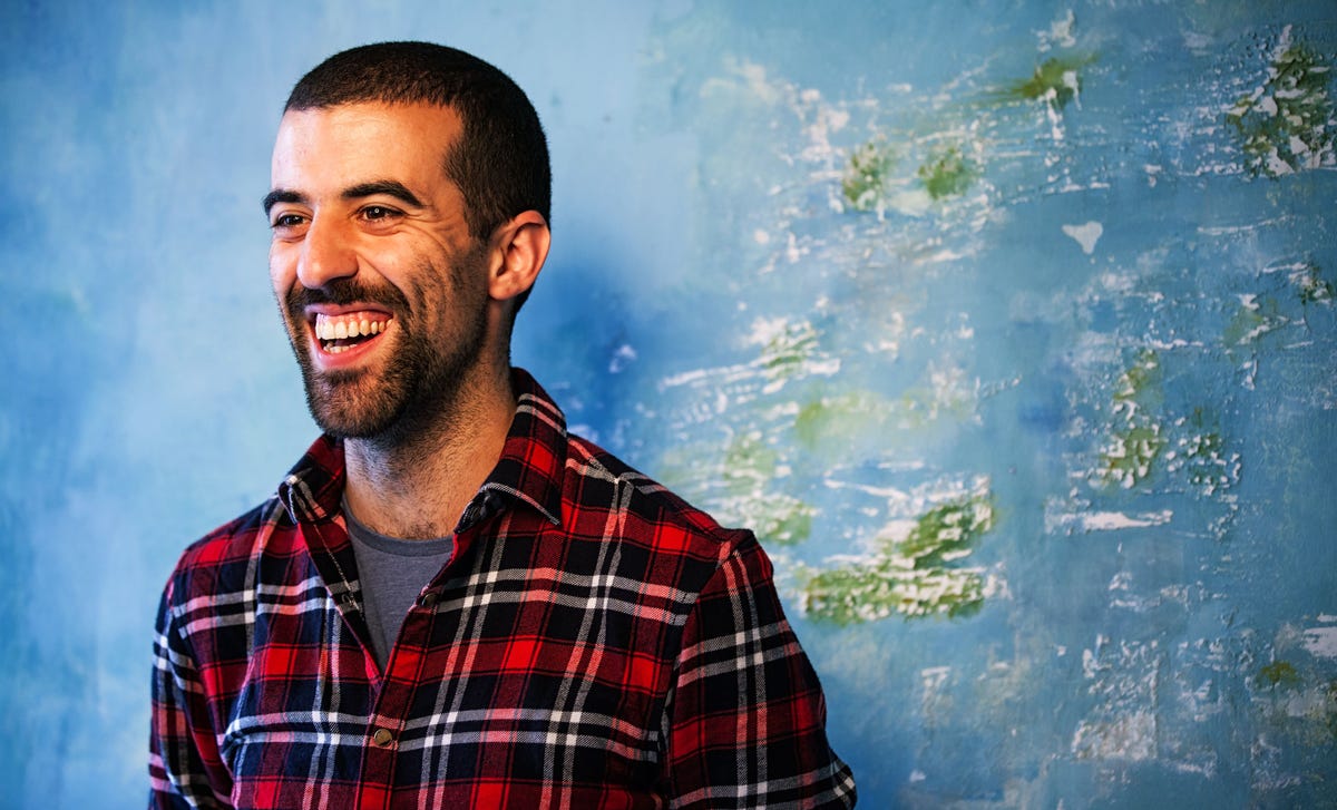 Hombre aprendiendo el idioma serbio