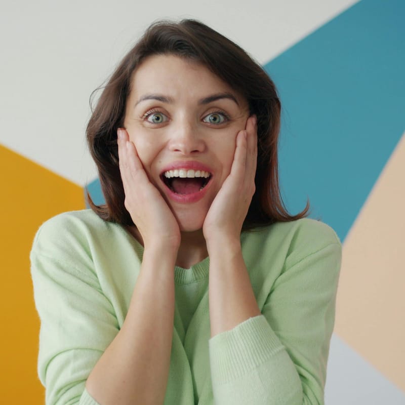 Mujer expresando la emoción de sorpresa en inglés.