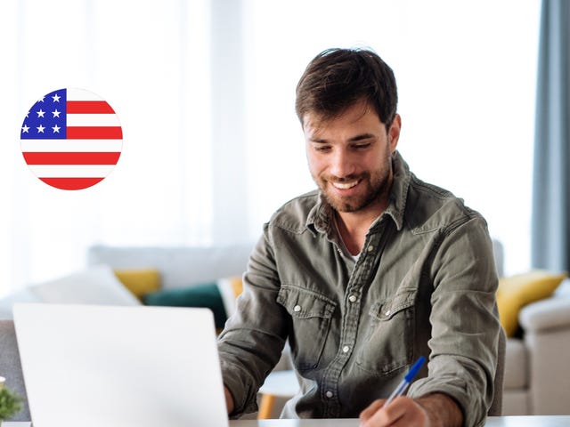 Hombre viendo videos para que aprendas un nuevo idioma