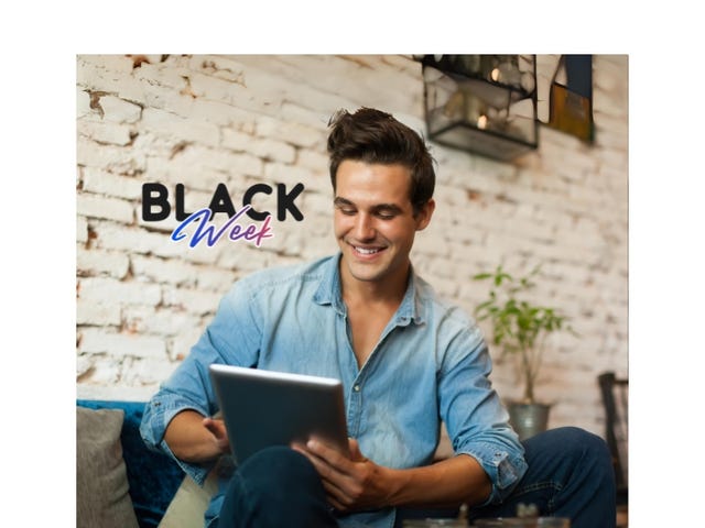 Hombre aprendiendo ingles en plataforma de autoaprendizaje