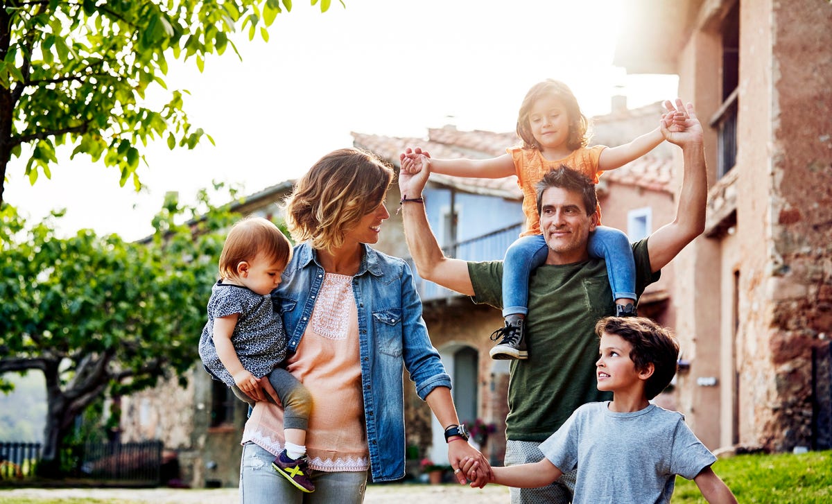 Familia feliz con los convenios para trabajadores y familiares