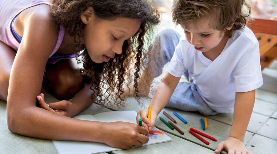 Niños haciendo manualidades en inglés