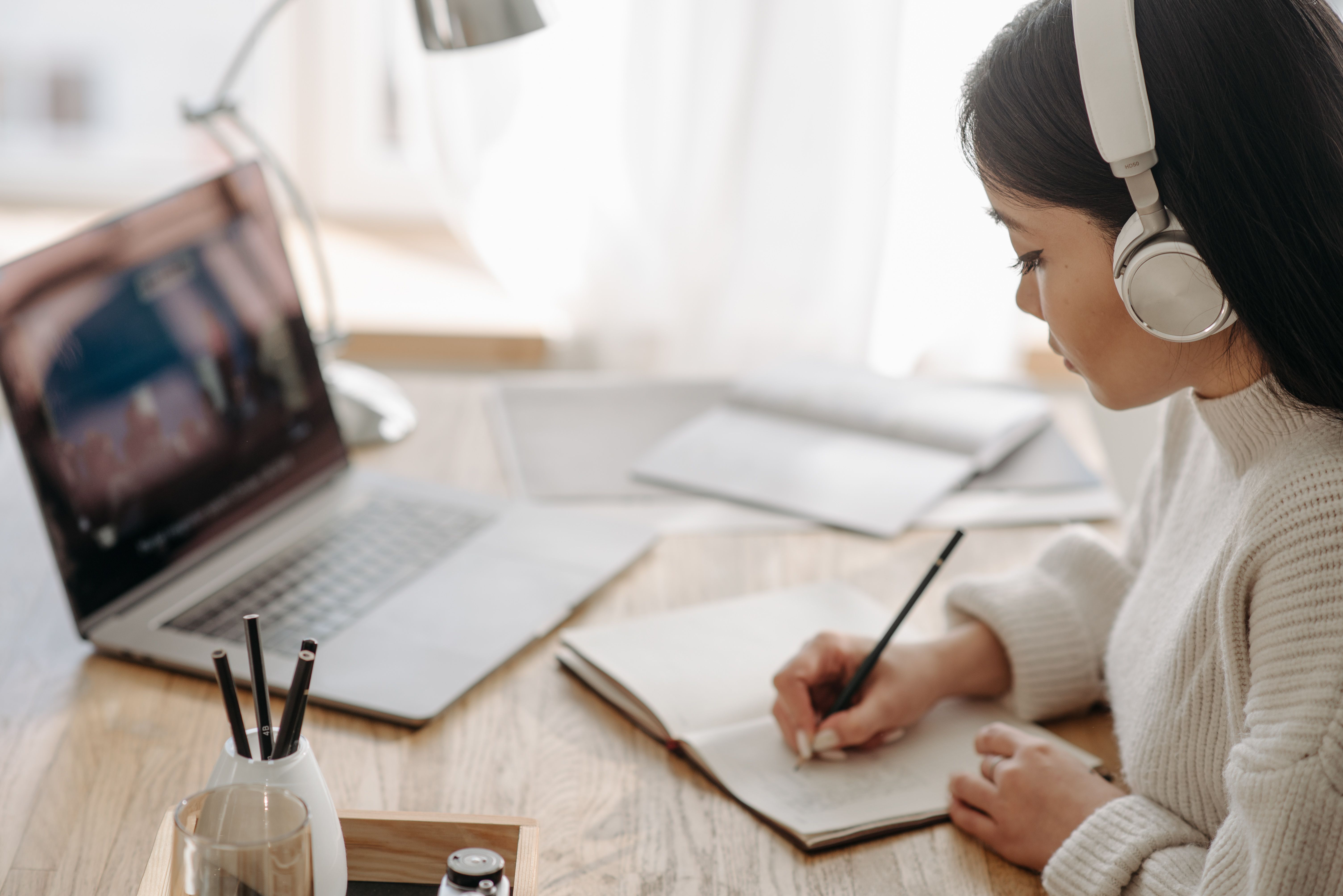 Una mujer estudiando las habilidades comunicativas.