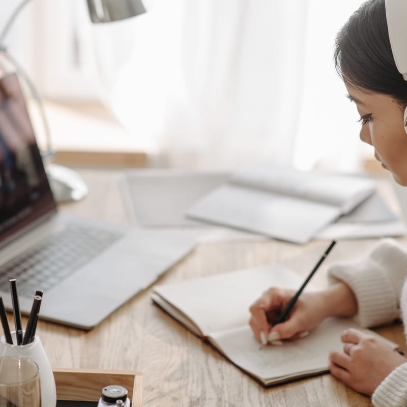 Una mujer estudiando las habilidades comunicativas.