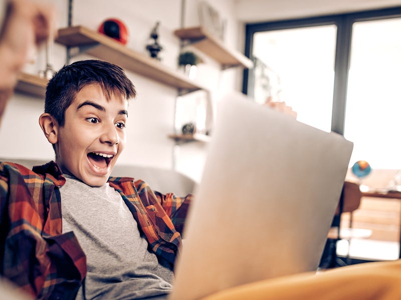 Un niño aprendiendo feliz inglés online