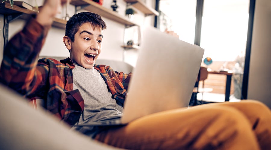 Un niño aprendiendo feliz inglés online