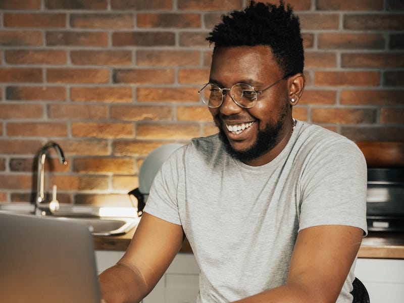 Hombre en clases en inglés