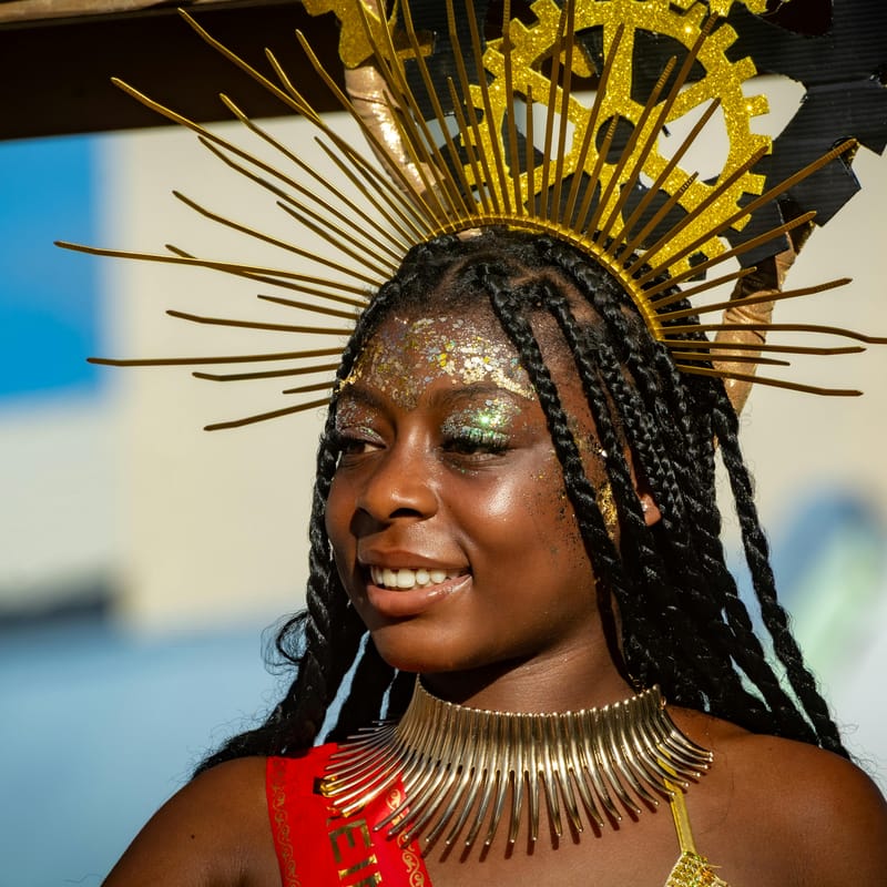 Chica en las festividades en Brasil.