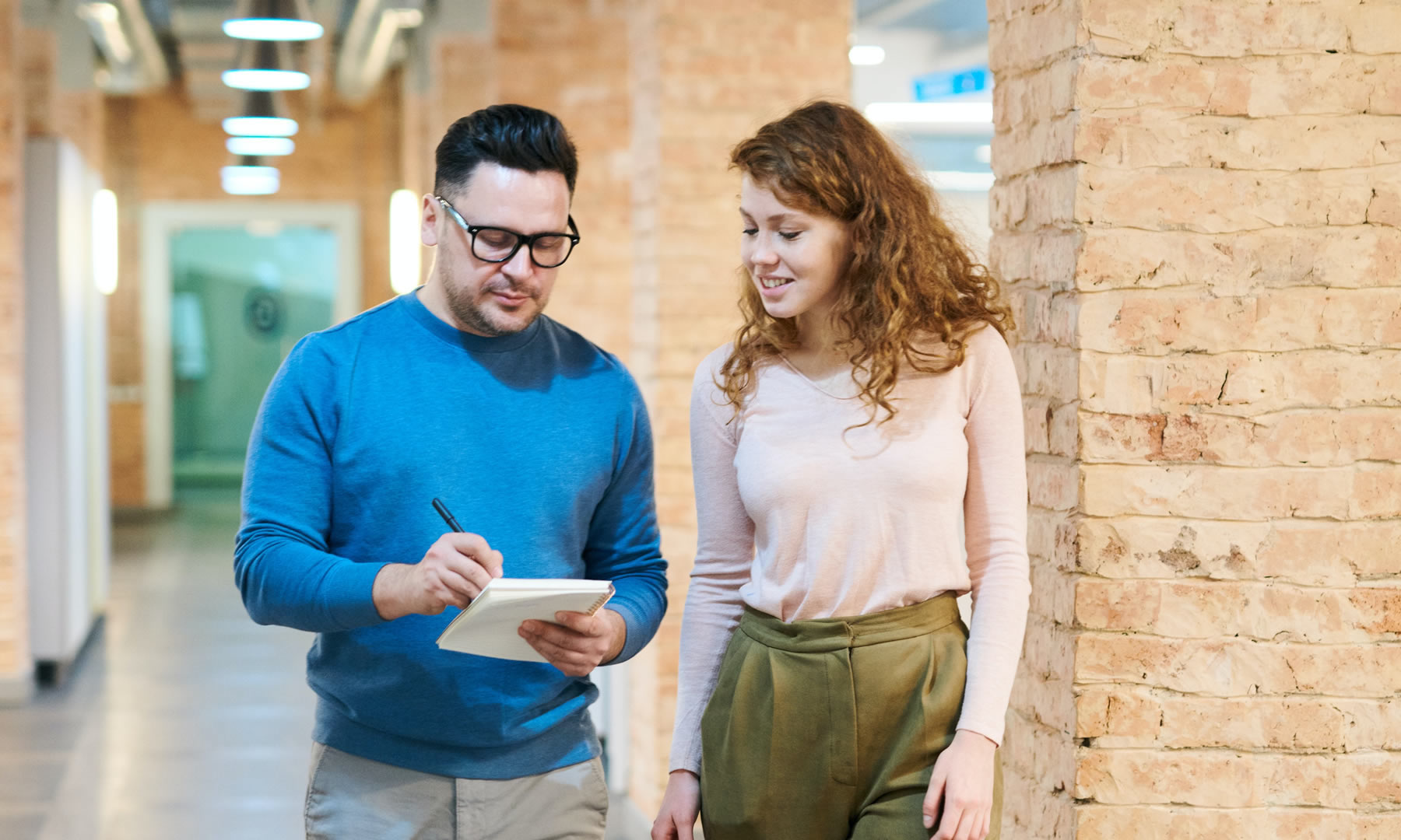 Personas usando correctamente los pronombres demostrativos