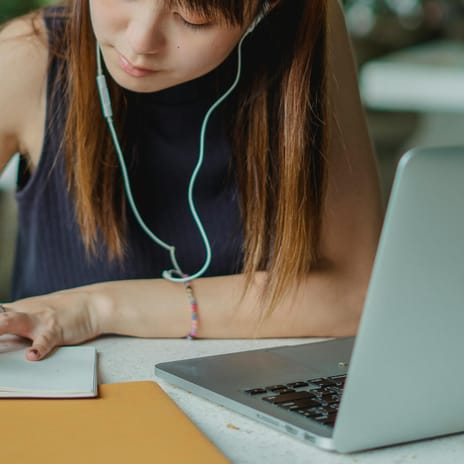 Niña estudiando idiomas.