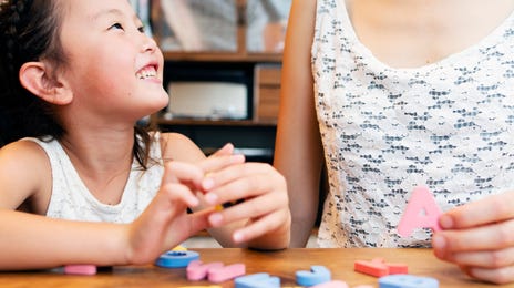 Niña aprendiendo el abecedario en francés