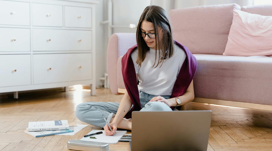 Mujer estudiando la neurolingüística
