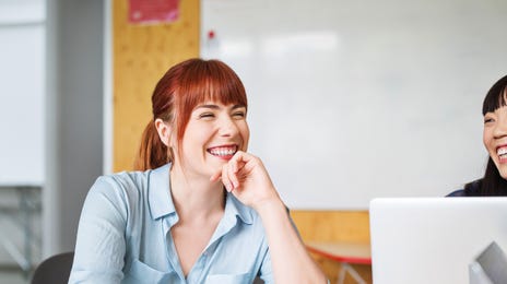Mujer feliz con sus clases grupales de idiomas