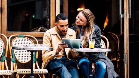 Dos personas en una conversación en inglés con Berlitz