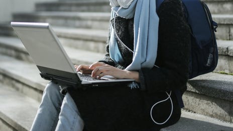 Mujer aprendiendo los ustantivos colectivos en inglés o collective nouns
