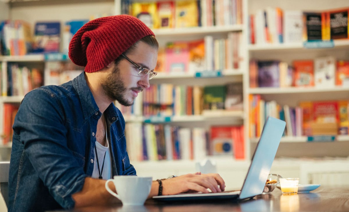 Hombre aprendiendo noruego en el computador