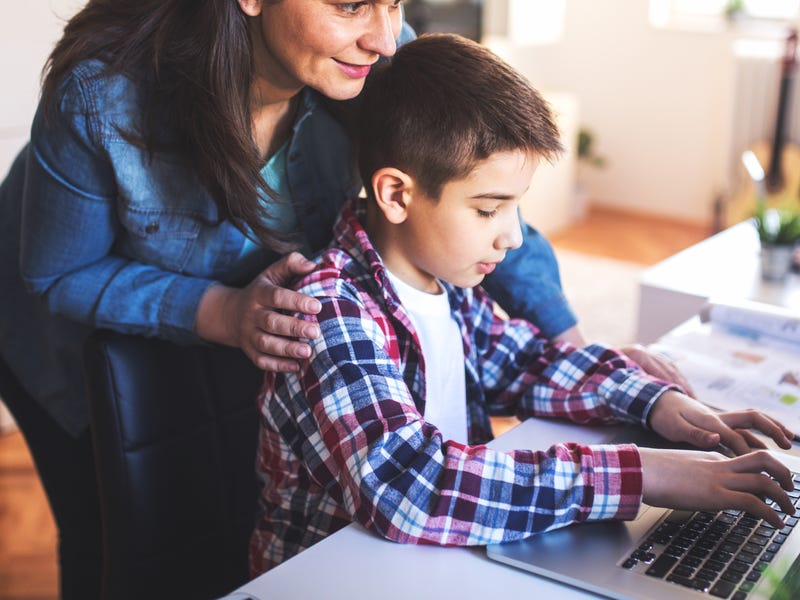 Mujer respondiendo la pregunta ¿Cómo ayudar a tu hijo en las clases virtuales?