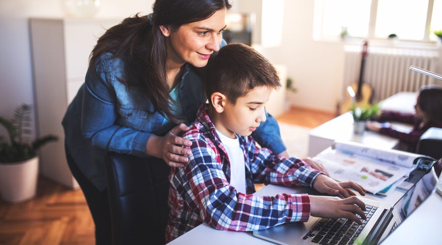 Mujer respondiendo la pregunta ¿Cómo ayudar a tu hijo en las clases virtuales?