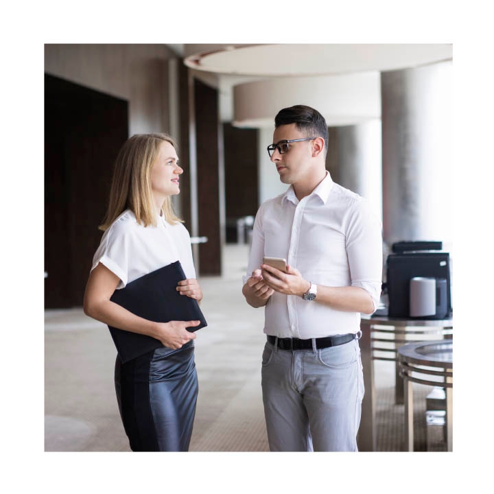 Personas practicando el idioma inglés