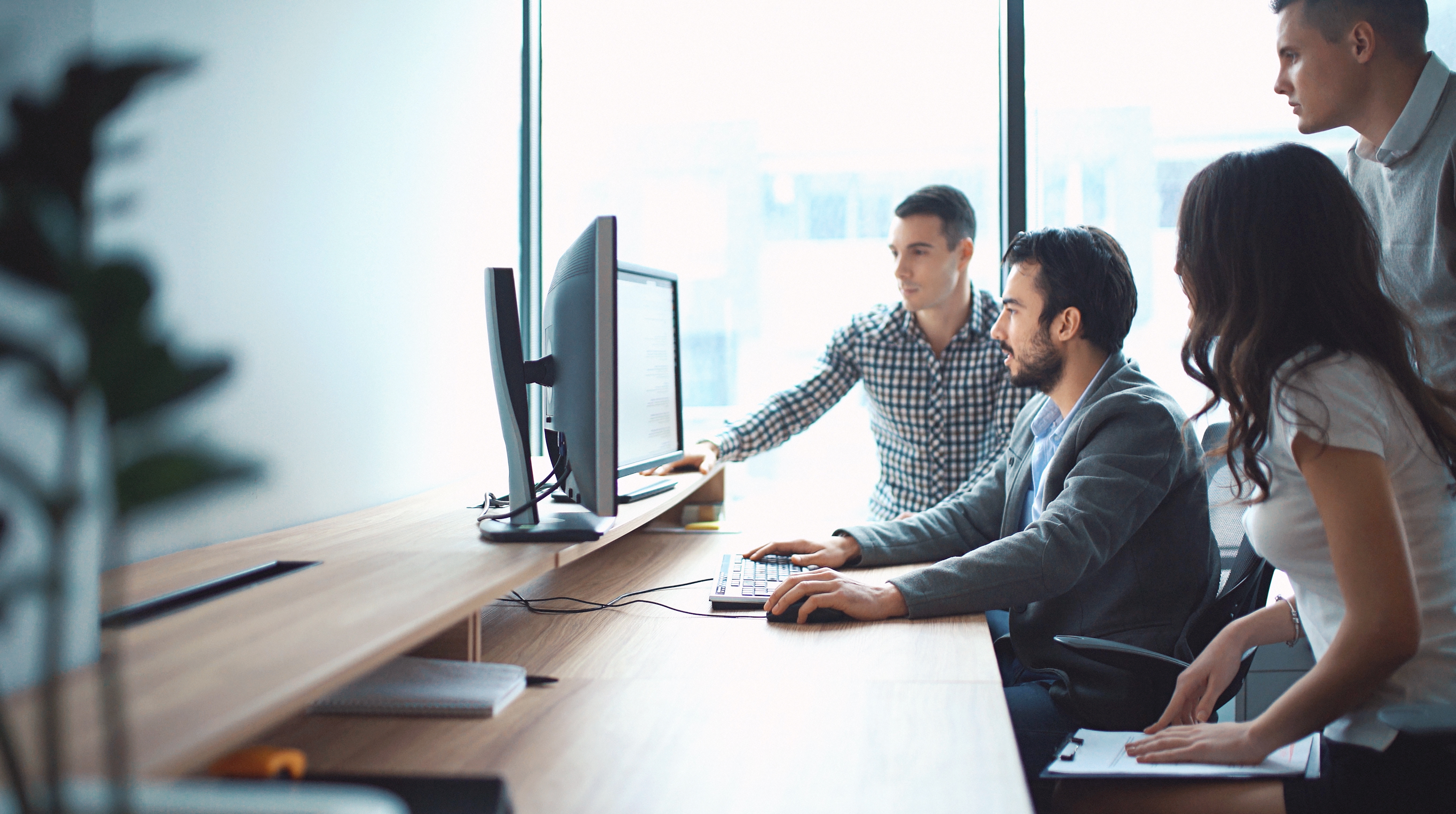 Personas en capacitación online para empresas de idiomas