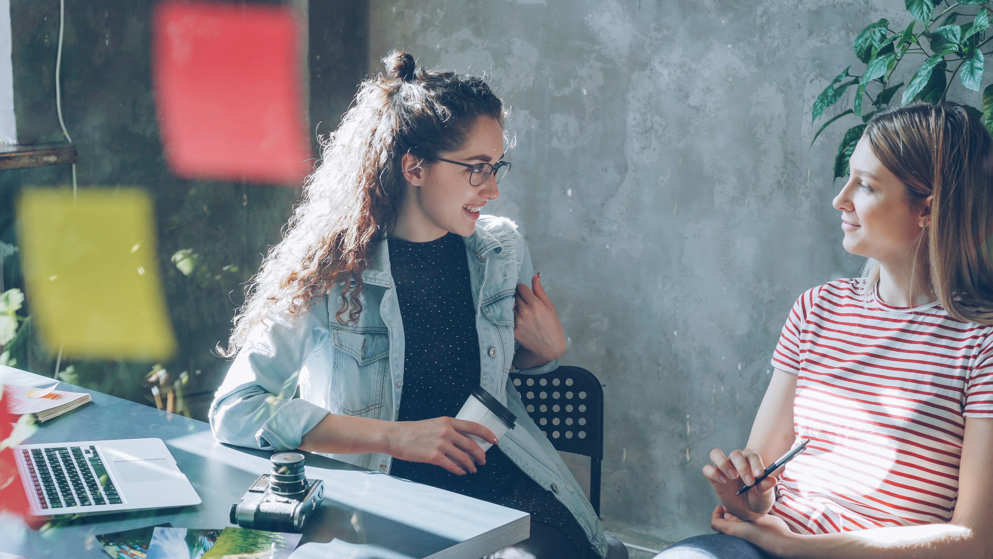 Dos mujeres hablando sobre la diferencia entre introvertido y extrovertido en el aprendizaje.