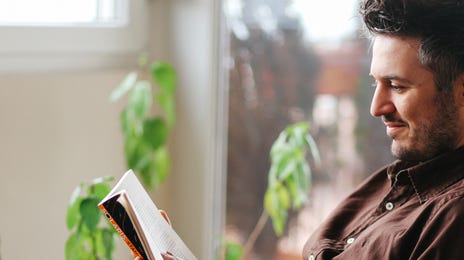 Hombre aprendiendo el idioma croata