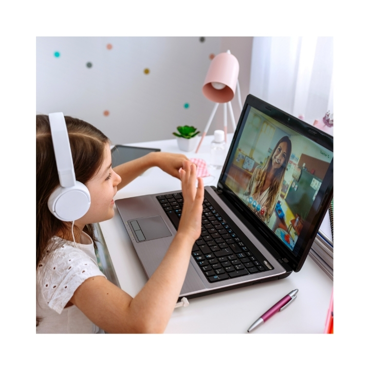 Niño estudiando ingles en línea 